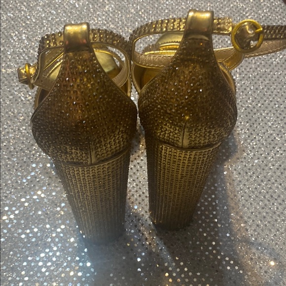 Elegant Gold Women's Heels - Picture 4 of 6